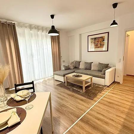 Apartment Local-lux F4 - Free Parking & Balcony