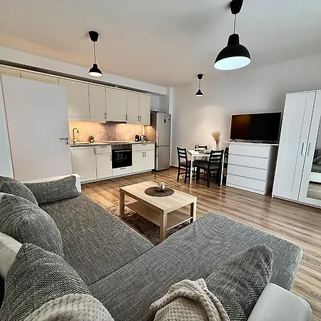 Local-lux F4 - Free Parking & Balcony Apartment *