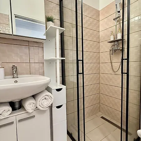 Local-lux F4 - Free Parking & Balcony * Kecskemet