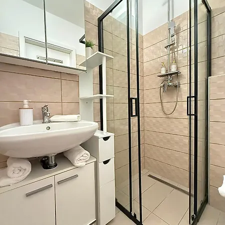 Local-lux F4 - Free Parking & Balcony דירה קצ'קמט