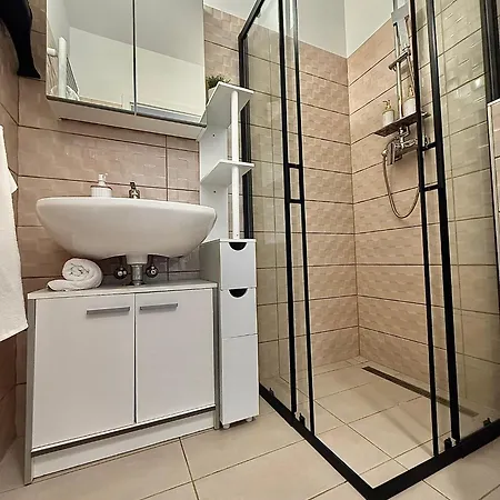 Local-lux F4 - Free Parking & Balcony