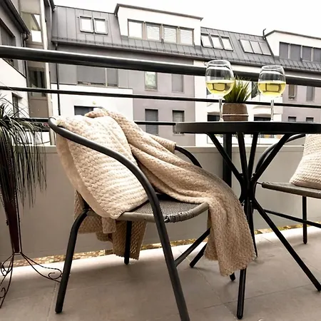 Local-lux F4 - Free Parking & Balcony