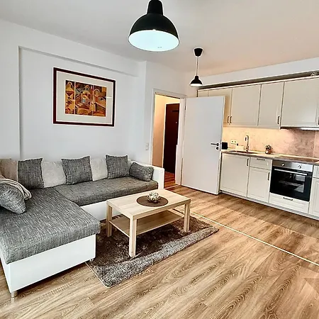 Local-lux F4 - Free Parking & Balcony Apartment