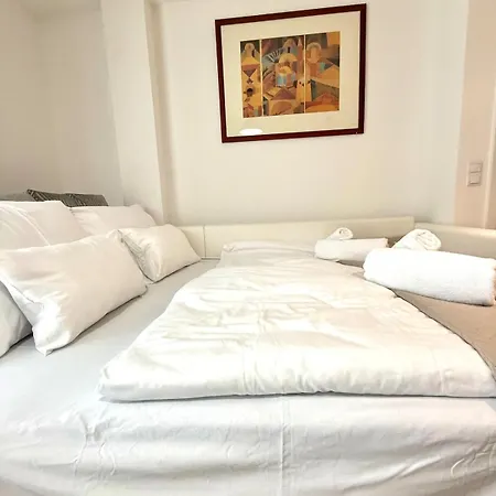 Local-lux F4 - Free Parking & Balcony Apartment *