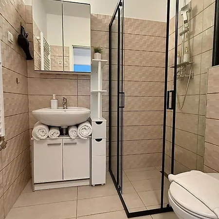 Local-lux F4 - Free Parking & Balcony דירה